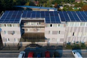 Перевага "плоского" розміщення сонячних батарей в порівнянні з класичним "під нахилом"